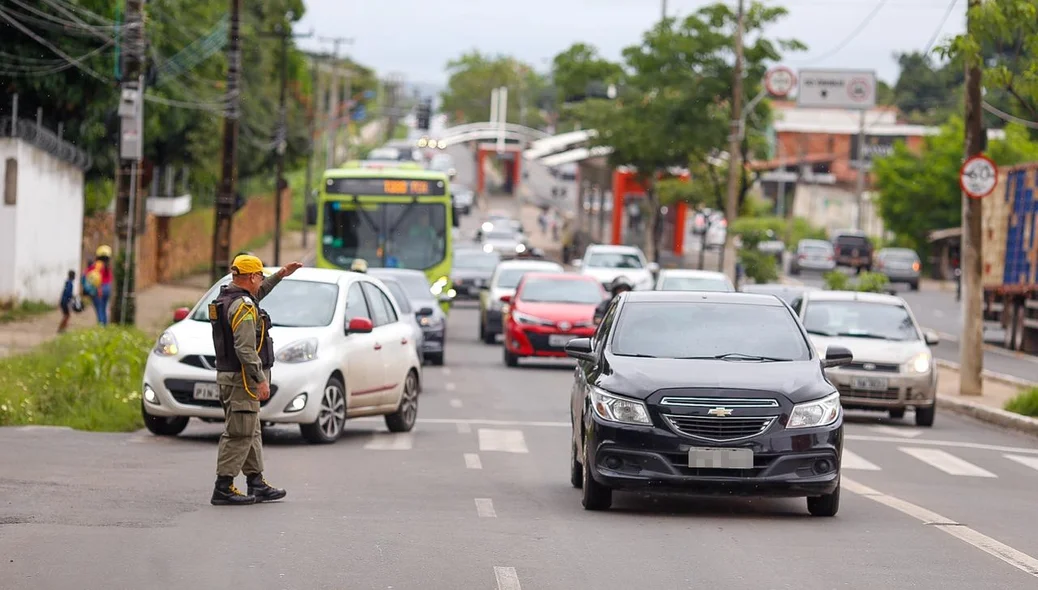 Strans no local controlando o trânsito