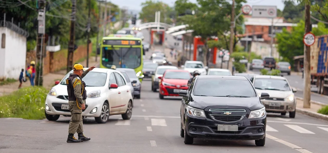 Strans no local controlando o trânsito
