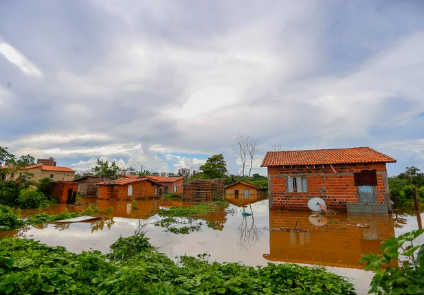 Água da chuva invadiu casas na ocupação Terra Prometida 