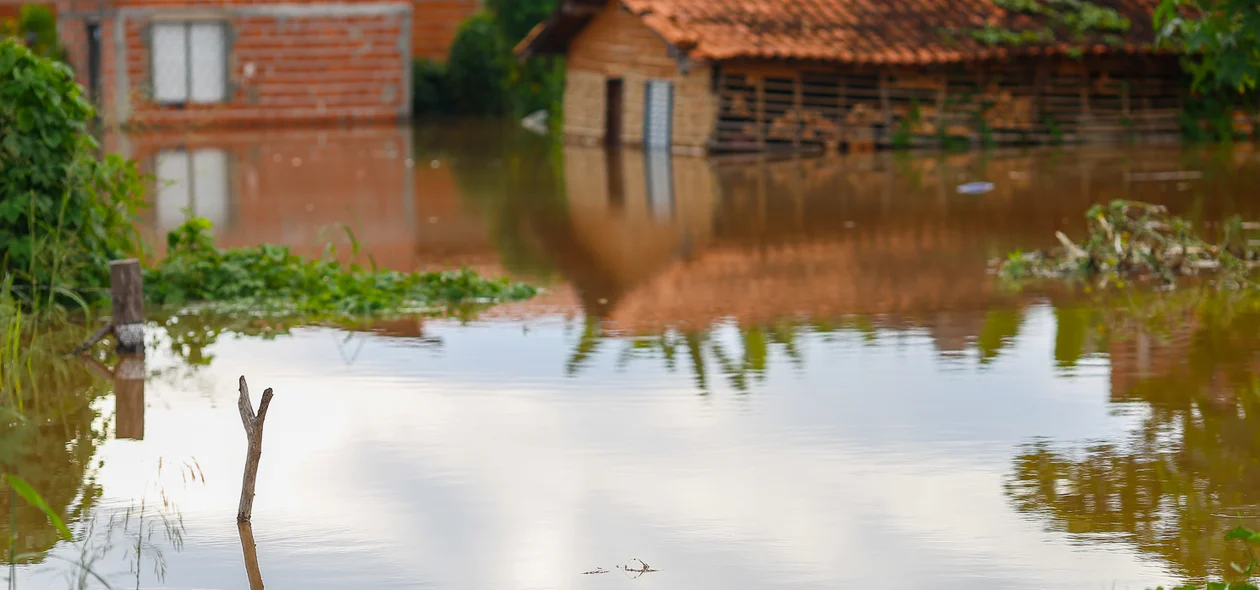 A água da chuva invadiu casas na ocupação Terra Prometida  em Teresina Piauí 