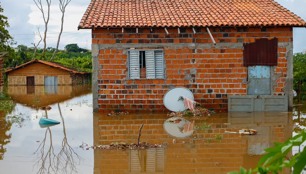 A água da chuva invadiu casas na ocupação Terra Prometida, na região do Cristo Rei 