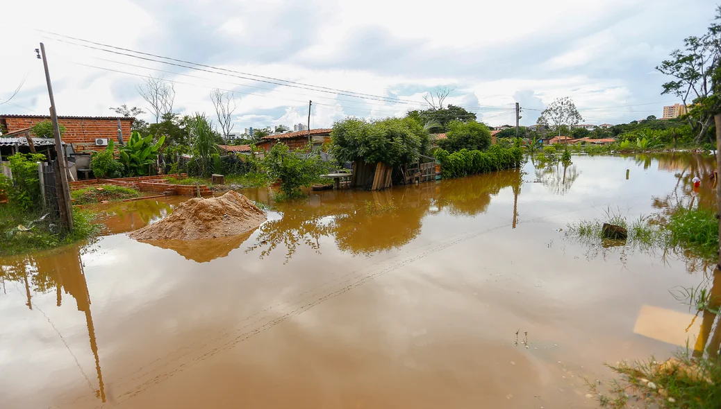 A água da chuva invadiu casas na ocupação Terra Prometida 