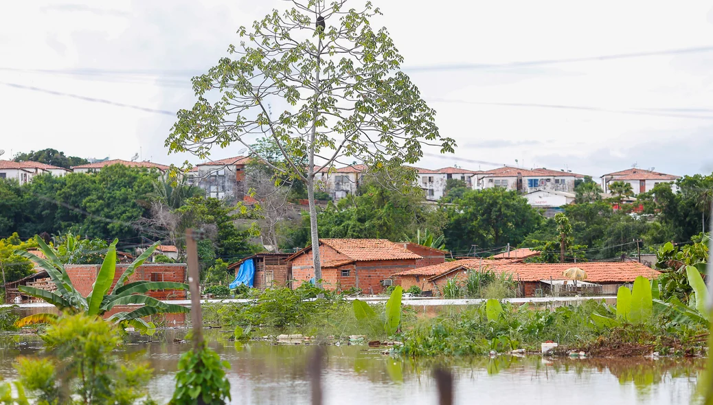 A chuva fez transbordar um córrego e a água invadiu casas 