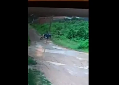 Câmera flagrou moto sendo retirada do matagal na Vila do Bec