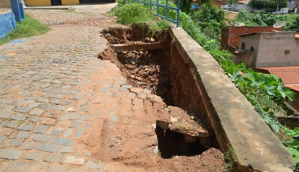 Cratera ameaça paredão