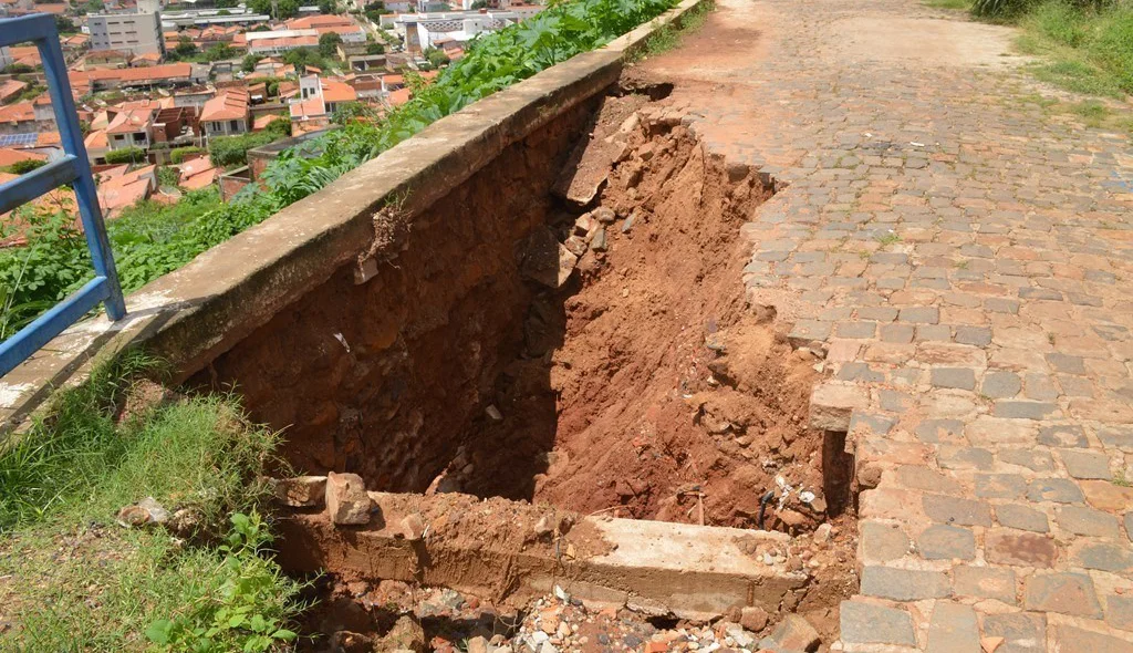 Cratera se formou após as fortes chuvas de ontem