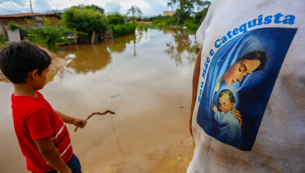 Criança brincando na água