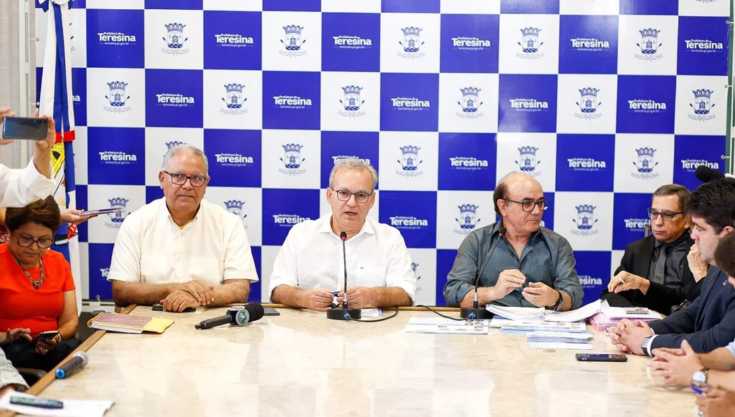 Firmino Filho durante coletiva de imprensa sobre o coronavírus