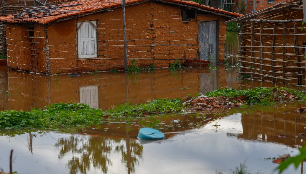 Moradores abandonam as casas