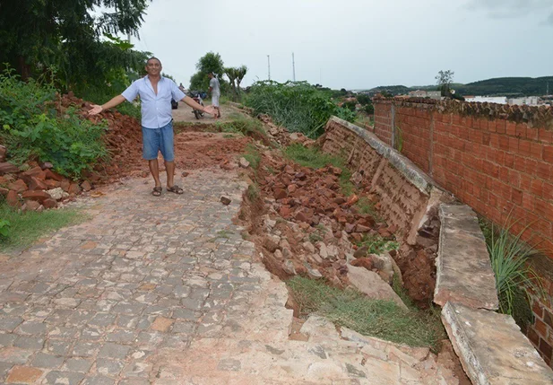 Muro de contenção desaba e coloca em risco moradores em Picos 