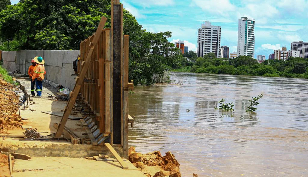 Muro de contenção sendo construído na Via Sul em Teresina