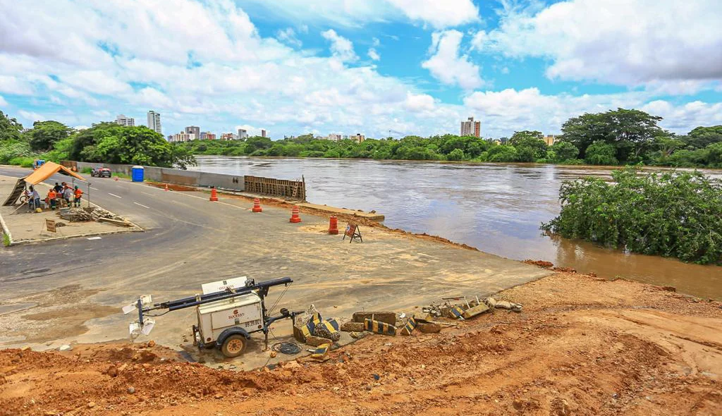 Muro de contenção sendo construído na Via Sul em Teresina