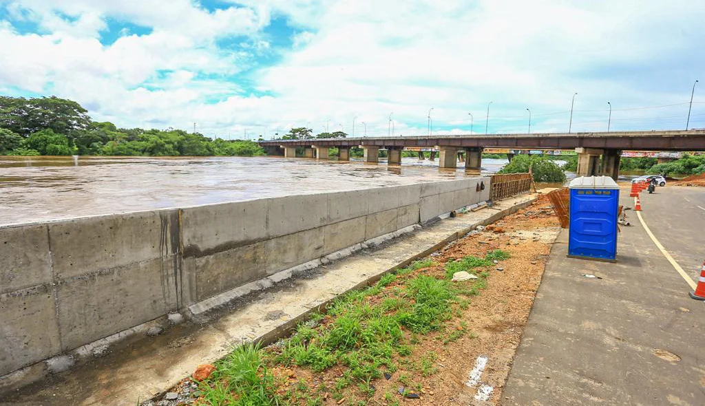 Muro de contenção sendo construído para evitar avanço do rio em Teresina