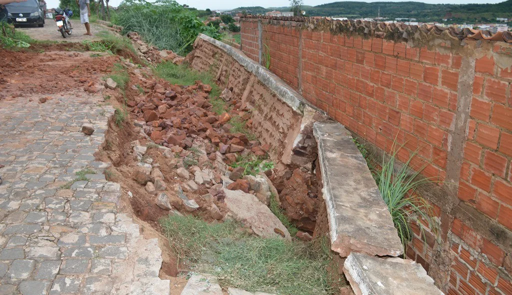 Paredão desaba após fortes chuvas em Picos