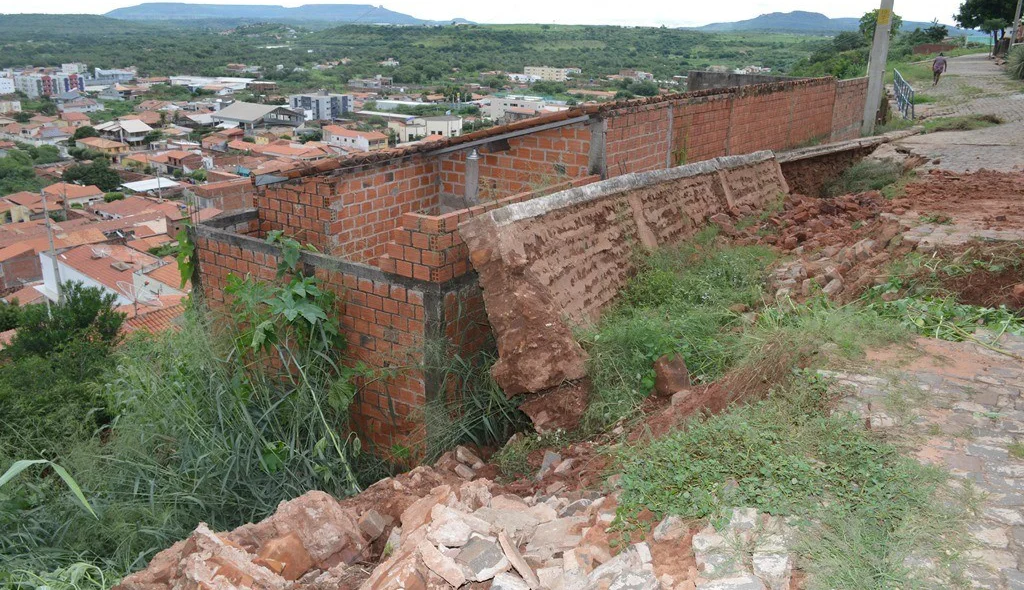 Parte dos destroços caiu em  cima de uma casa