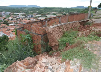 Parte dos destroços caiu em  cima de uma casa