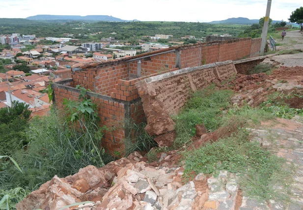Parte dos destroços caiu em  cima de uma casa