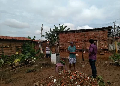 Famílias sendo removidas de áreas de risco