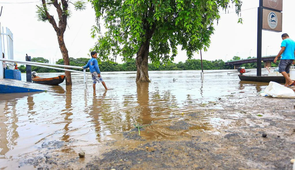 Nível do rio sobe e invade restaurante O Pesqueirinho