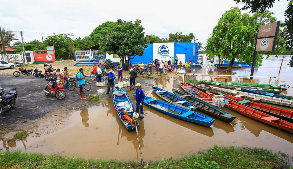 Pescadores no bairro Poti Velho