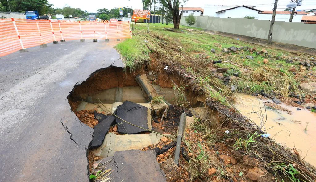 Buraco causado pela chuva na BR 343 
