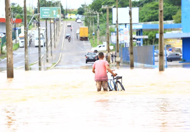 Ciclista arriscando passar pelo local