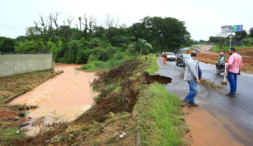 Grande volume de água rompe parte do acostamento da BR 343
