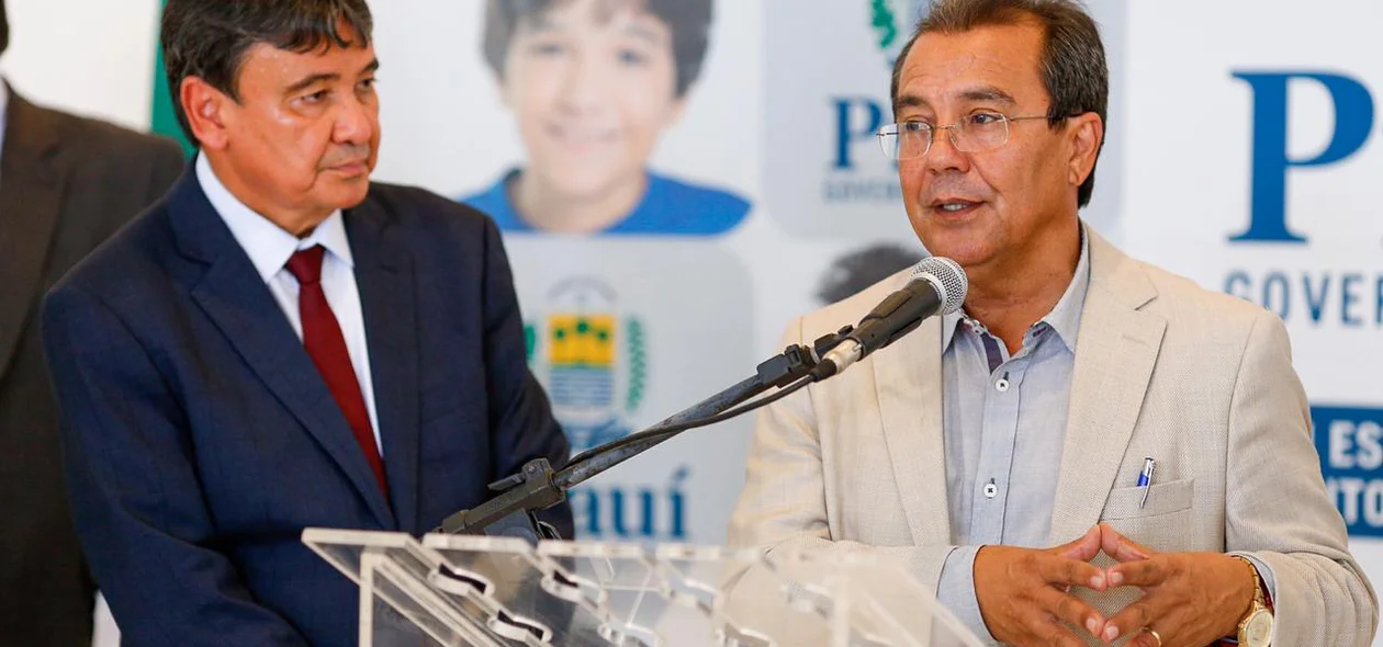 Jonas Moura ao lado do governador 