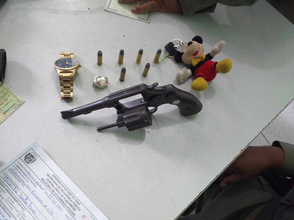 Objetos encontrados com o suspeito 