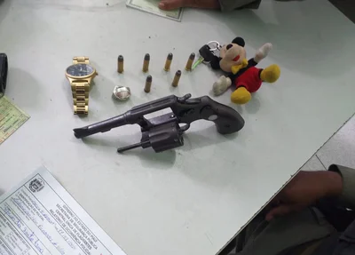 Objetos encontrados com o suspeito 