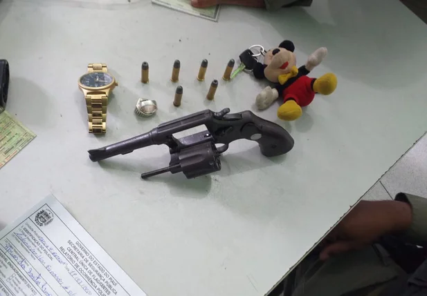 Objetos encontrados com o suspeito 