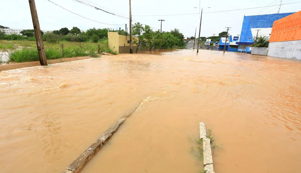 Parte da Avenida Joaquim Nelson alagada