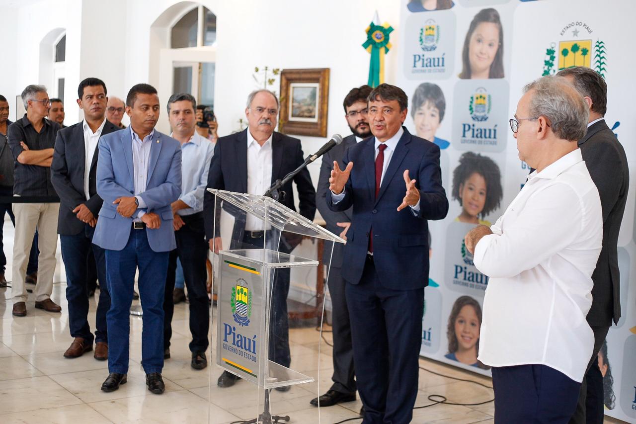 Wellington durante coletiva de imprensa no Karnak