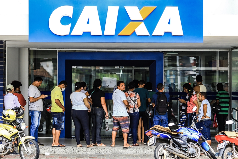 Aglomeração de pessoas em agência bancária