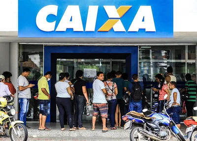 Aglomeração de pessoas em agência bancária