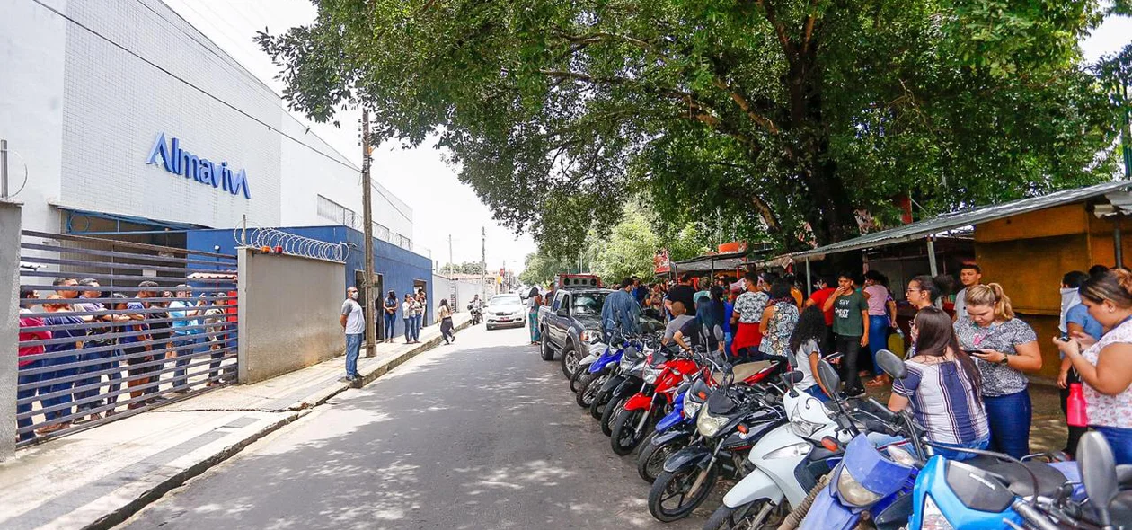Funcionários protestam na empresa  Almaviva