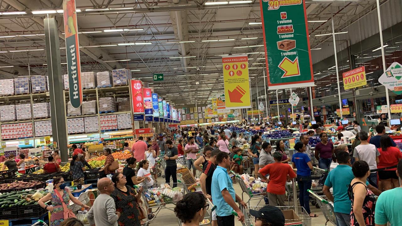 Supermercado Atacadão lotado