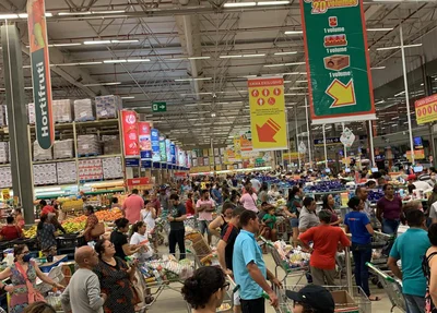 Supermercado Atacadão lotado