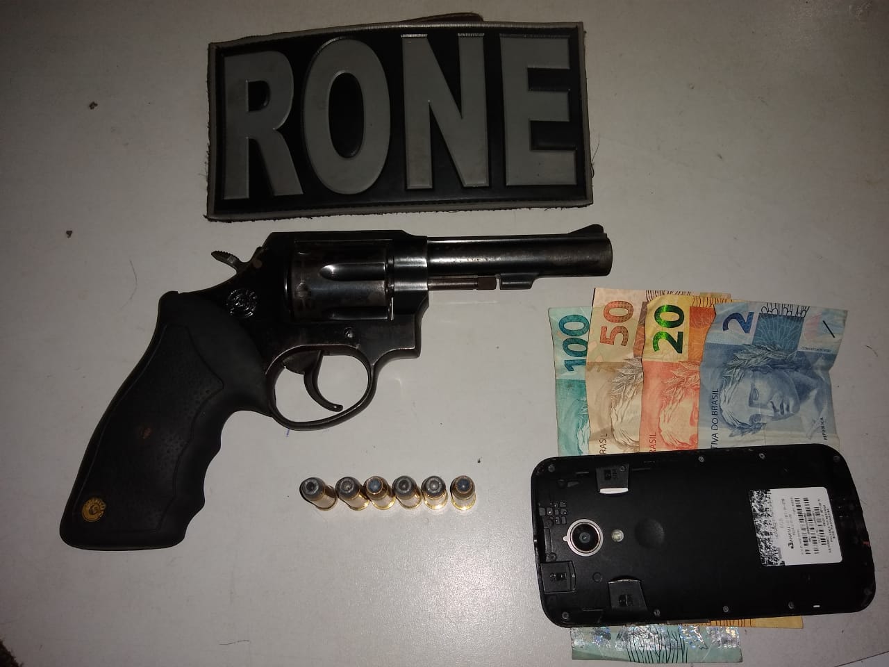 Arma e munições apreendida pelo Rone