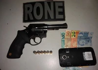 Arma e munições apreendida pelo Rone