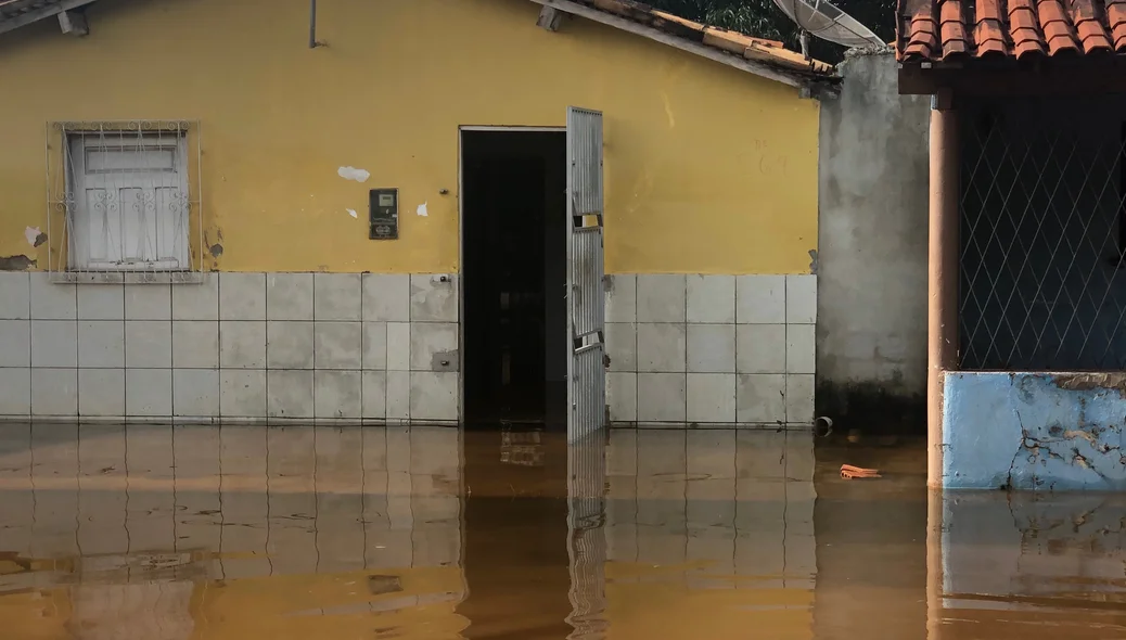 Água invade casas em Esperantina 