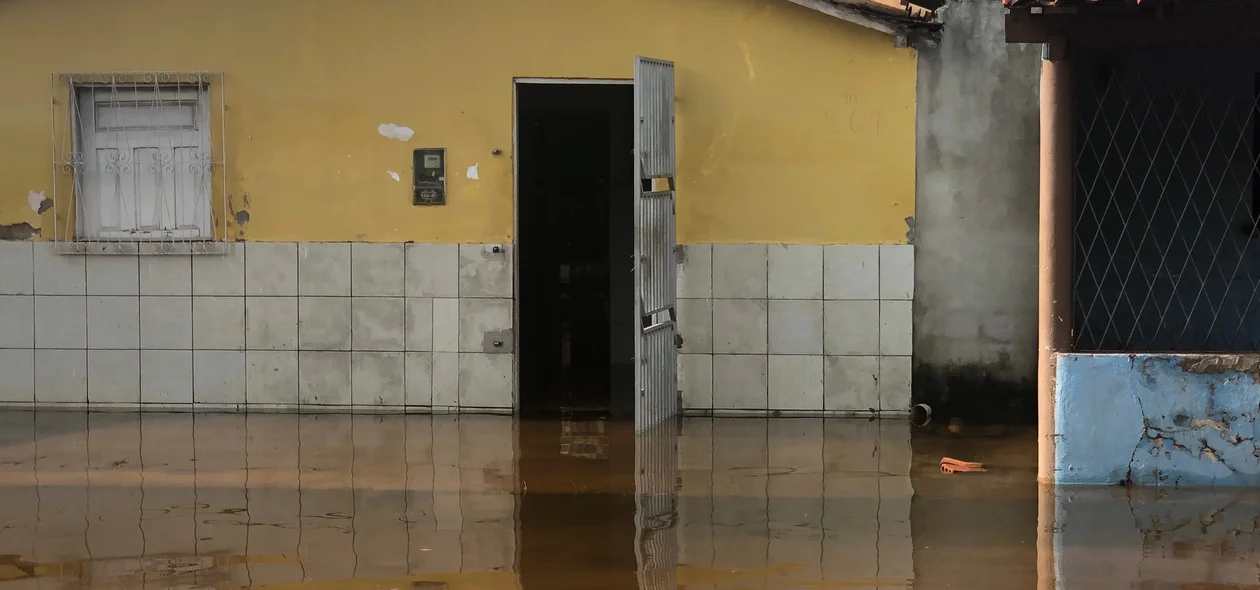 Água invade casas em Esperantina 