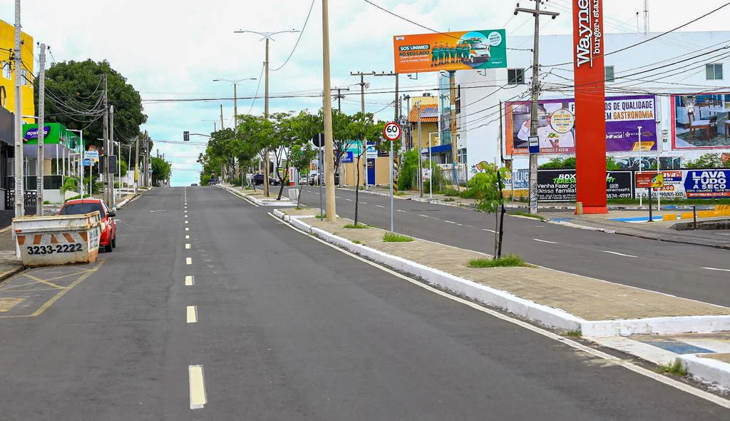 Avenida Nossa Senhora de Fátima deserta