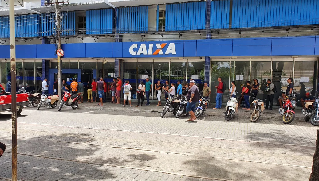 Caixa Econômica permanece lotada