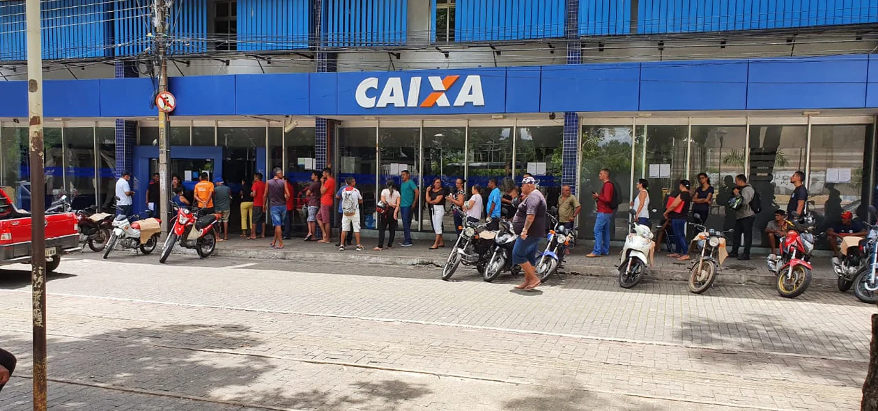 Caixa Econômica permanece lotada