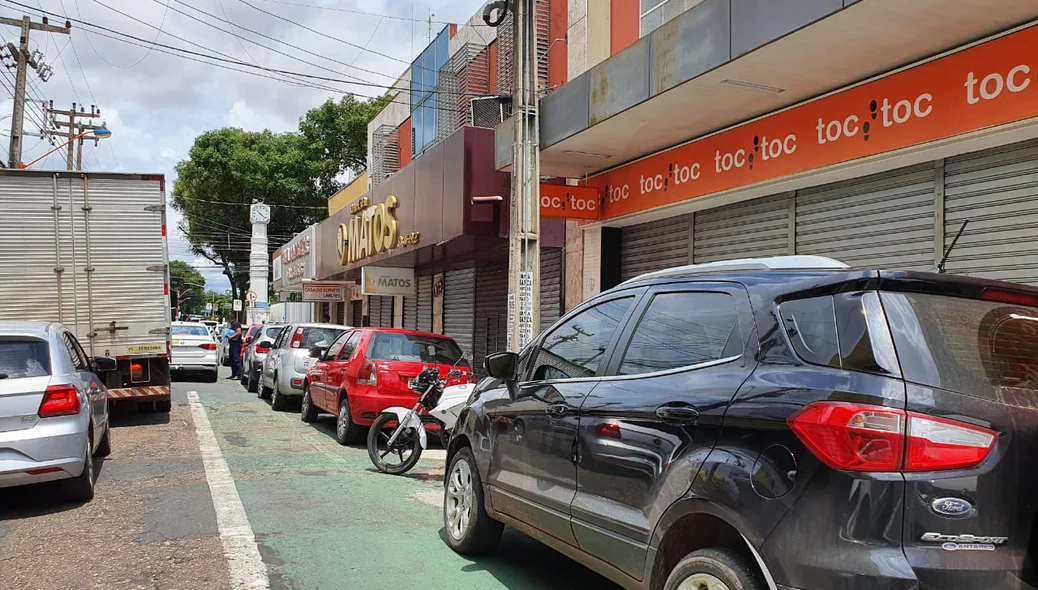 Comerciantes cumpriram o decreto municipal e fecharam as portas