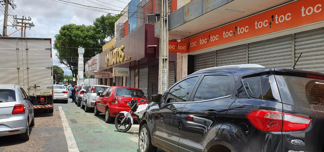 Comerciantes cumpriram o decreto municipal e fecharam as portas