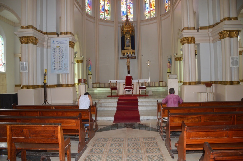 Durante a semana Catedral de Picos é aberta apenas para as orações dos fiéis