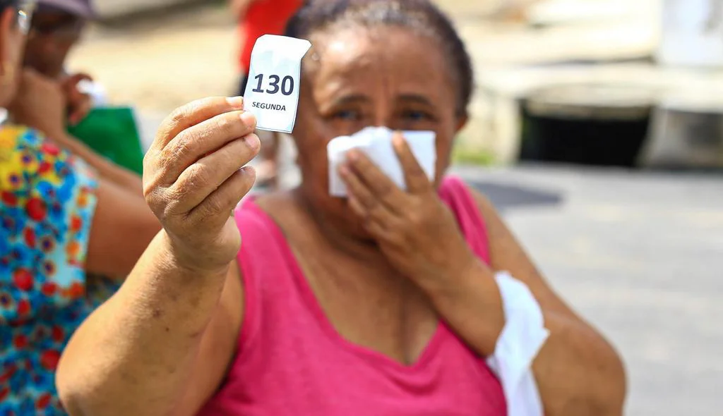 Idosa do grupo de risco aguardando vacina