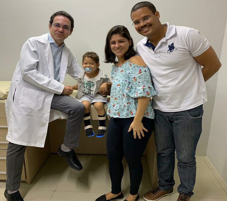 Mãe, pai, o filho João Miguel e o dr. Francisco Alencar